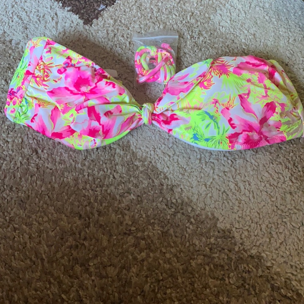 Women’s bikini top comes with strap